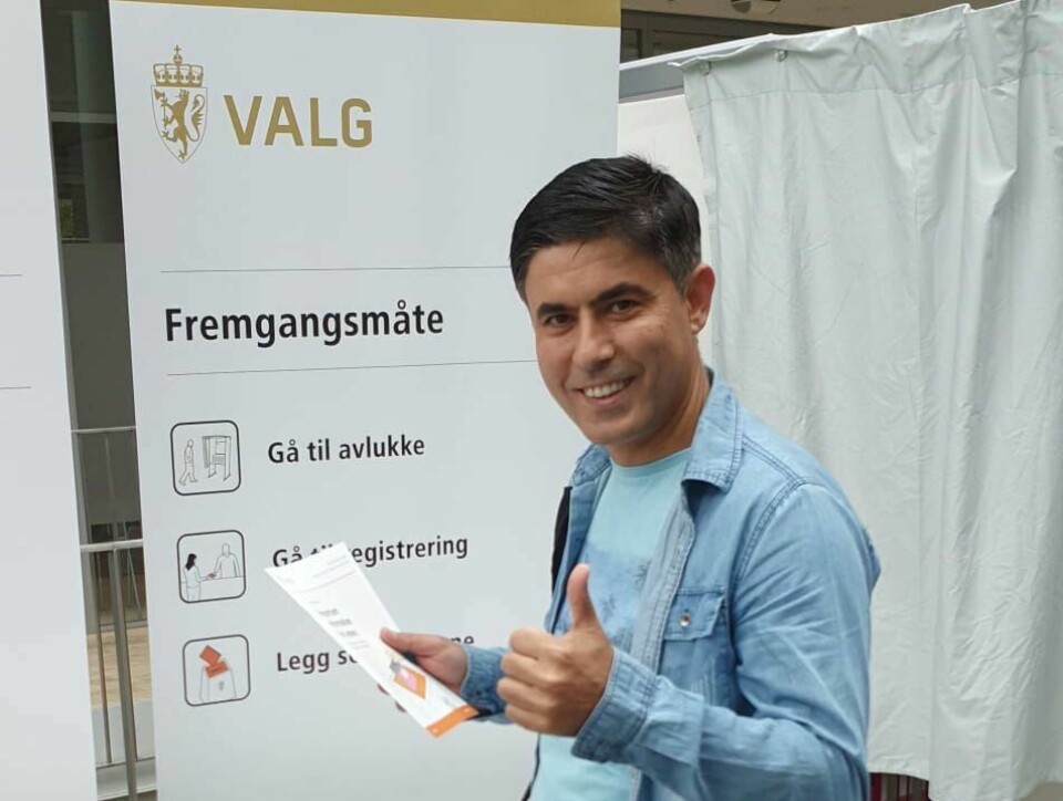ENDELIG: Abdo Hassoun er 40 år gammel. Men han har kun stemt to ganger i sitt liv. Bildet viser Abdo Hassoun. Han er ved en plakat om valget i Tromsø.