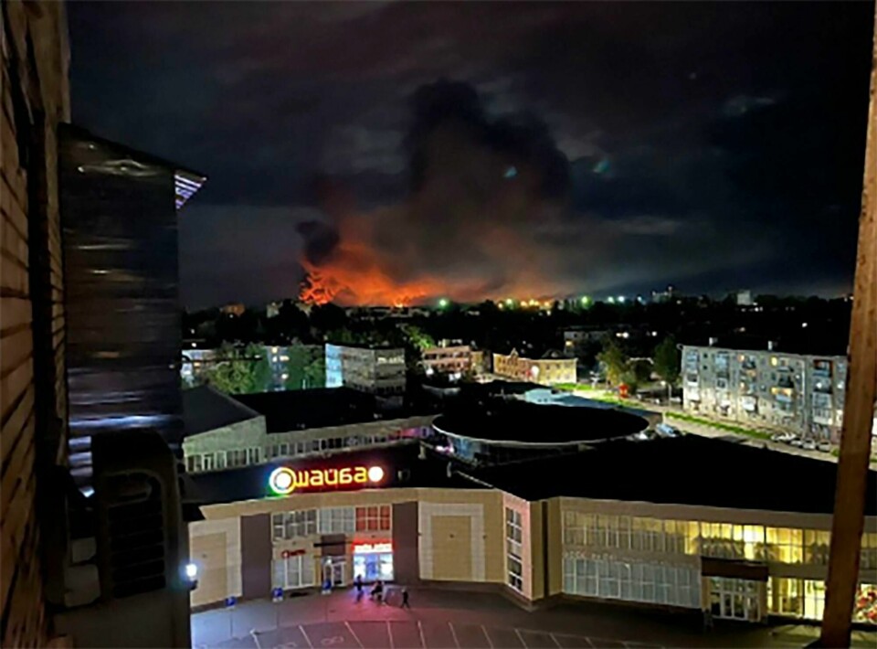 PSKOV: Det brant kraftig i Pskov i Russland. Bildet er fra sosiale medier. Bildet skal være tatt natt til onsdag. Bildet viser kraftig brann i Pskov i Russland. Foto: Ostorozhno Novosti / AP / NTB
