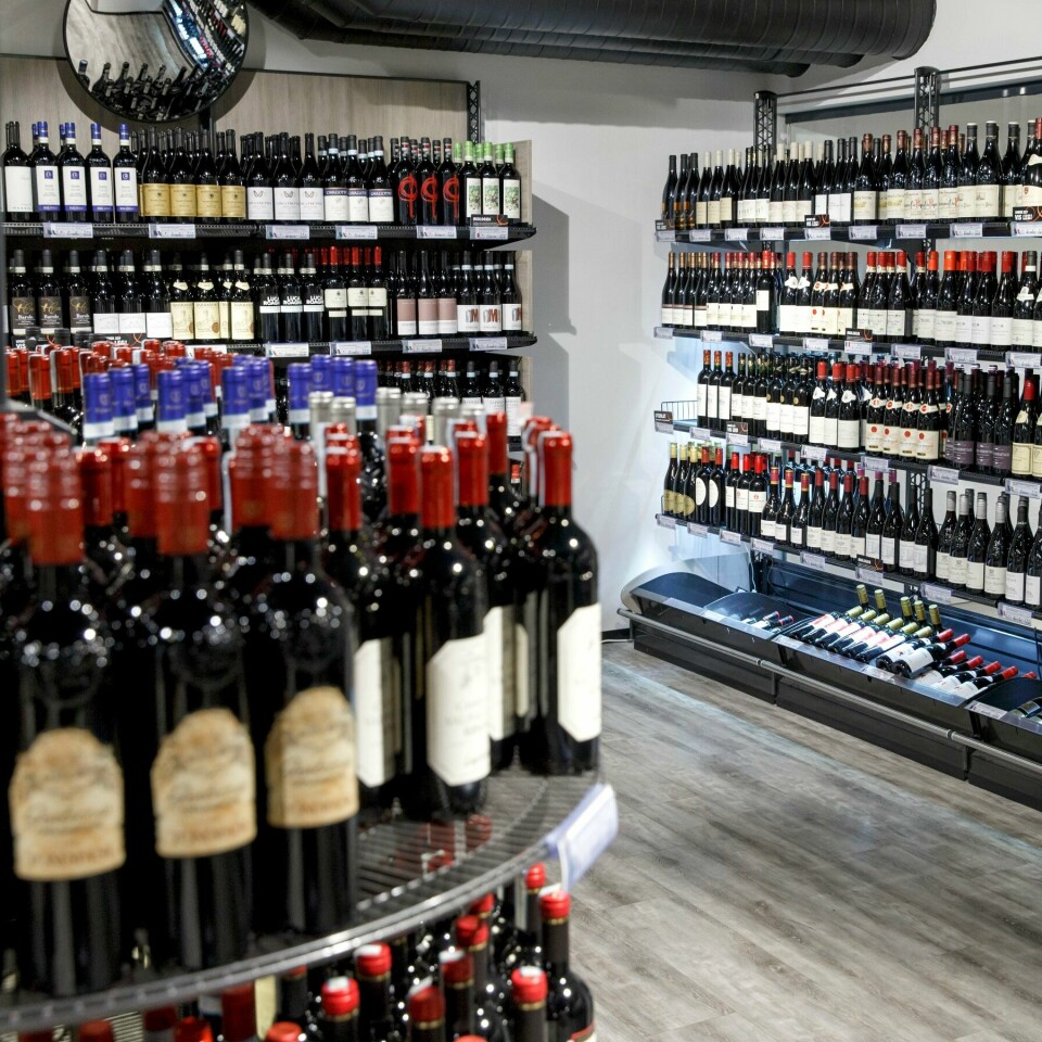 DYRERE: Nesten 10.000 varer blir dyrere hos Vinmonopolet fredag. Bildet viser butikkhyller fylt med vinflasker hos Vinmonopolet.