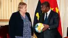 Bildet viser Erna Solberg med president João Lourenço i Angola. Han holder en fotball.