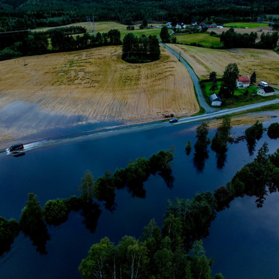 TRANBY: Mye regn har gjort elva Sogna stor. Bildet er fra Tranby i Viken. Bildet viser oversømmelser ved Tranby i Viken. Foto: Stian Lysberg Solum / NTB