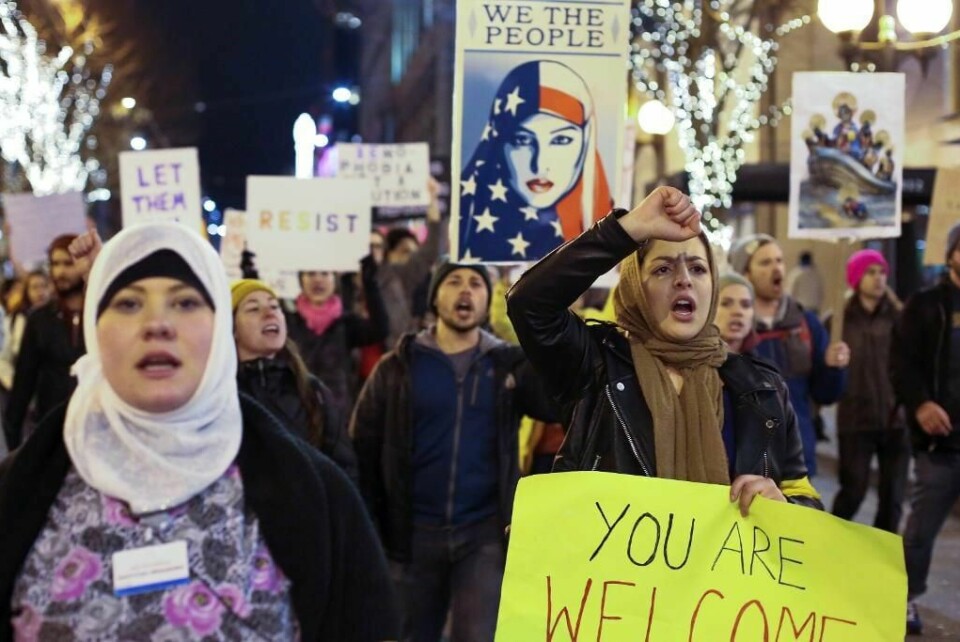 PROTESTERER: Folk er uenige med Donald Trump. Mange protesterer mot nye regler om å nekte folk å komme inn i USA. Bildet er fra en protest i byen Seattle søndag.