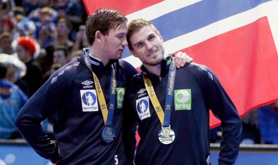 GLADE: Sander Sagosen og Bjarte Myrhol med sølvmedaljen rundt halsen. Norge ble nest best i verdens-mesterskapet i håndball.