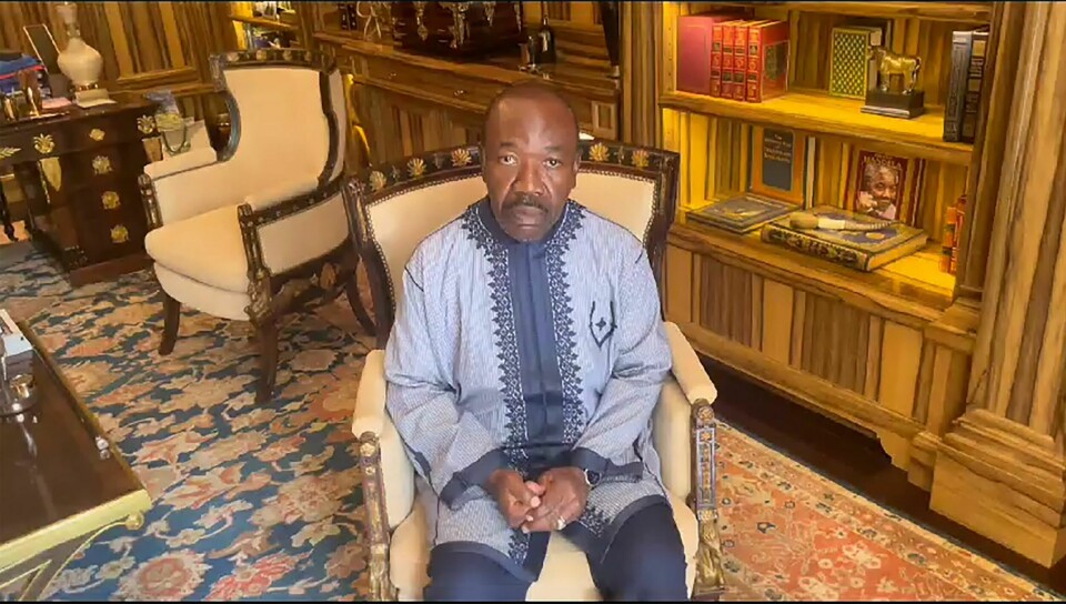 KUPP: Bildet skal vise Gabons president Ali Bongo Ondimba. Han ble tatt til fange av militæret. Bildet viser angivelig Gabons president Ali Bongo Ondimba sittende i husarrest sin bolig i Libreville. Onsdag morgen kunngjorde militære offiserer at de hadde tatt makten i landet og endt Bongo-familiens 56 år lange styret av landet. Foto: Gabons presidentkontor / AP / NTB