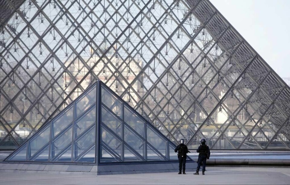 ANGREP: Politiet vokter utenfor museet Louvre i Paris. En mann angrep en soldat med kniv. Mannen ble skutt.