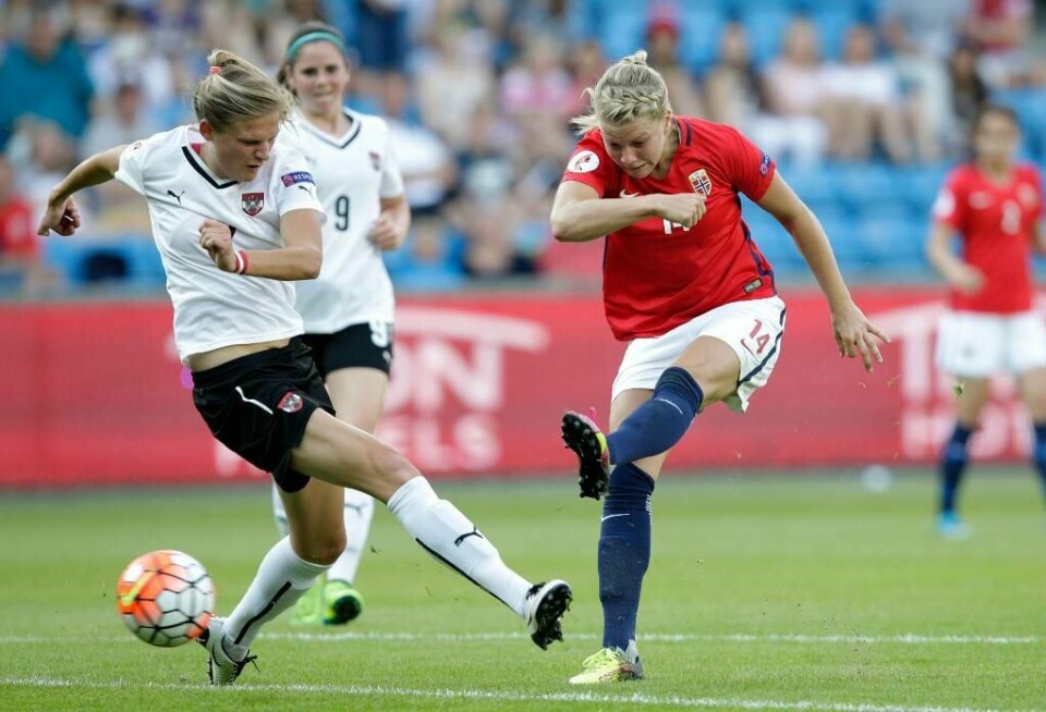 KLARE: Norges fotballdamer skal møte Wales tirsdag. Allerede da kan de sikre spill i europa-mesterskapet i 2017. Her kjemper Ada Hegerberg og Carina Wenninger fra Østerrike om ballen.