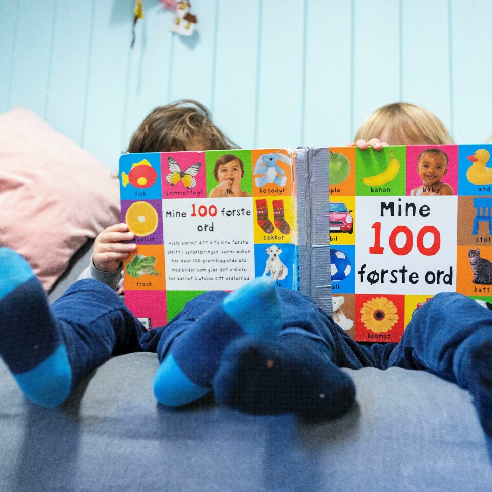 BARNEHAGE: Barnehage blir billigere neste år. Bildet viser to små barn som leser i en bok.