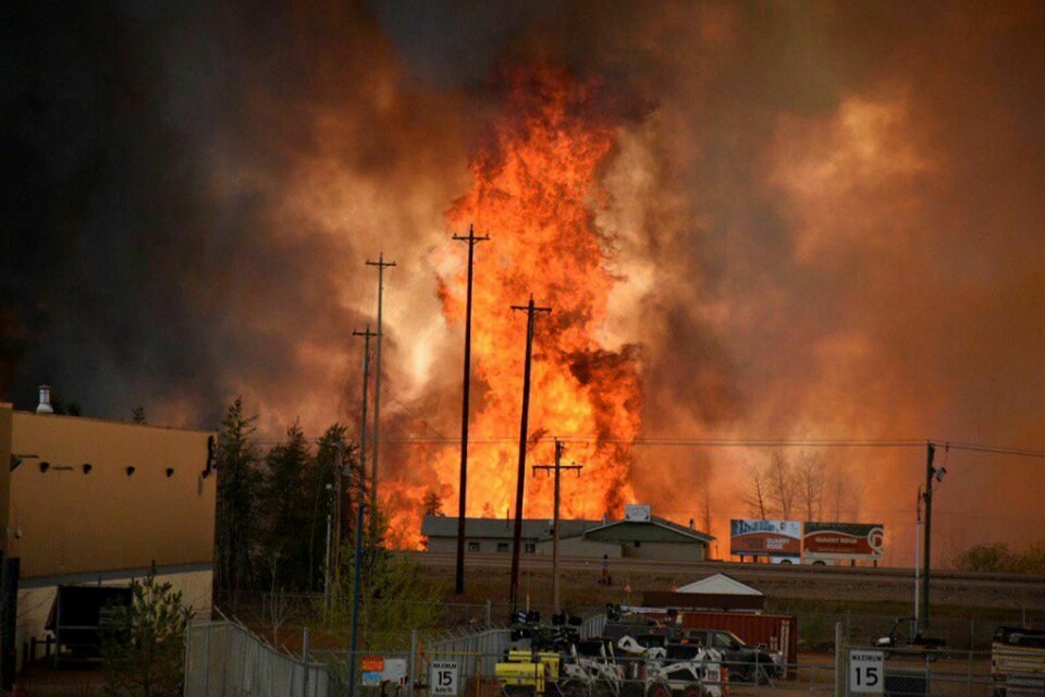 BRANN: Voldsomme flammer herjer i byen Fort McMurray i Alberta i Canada. Brannen har spredd seg. Hele byen kan brenne ned.