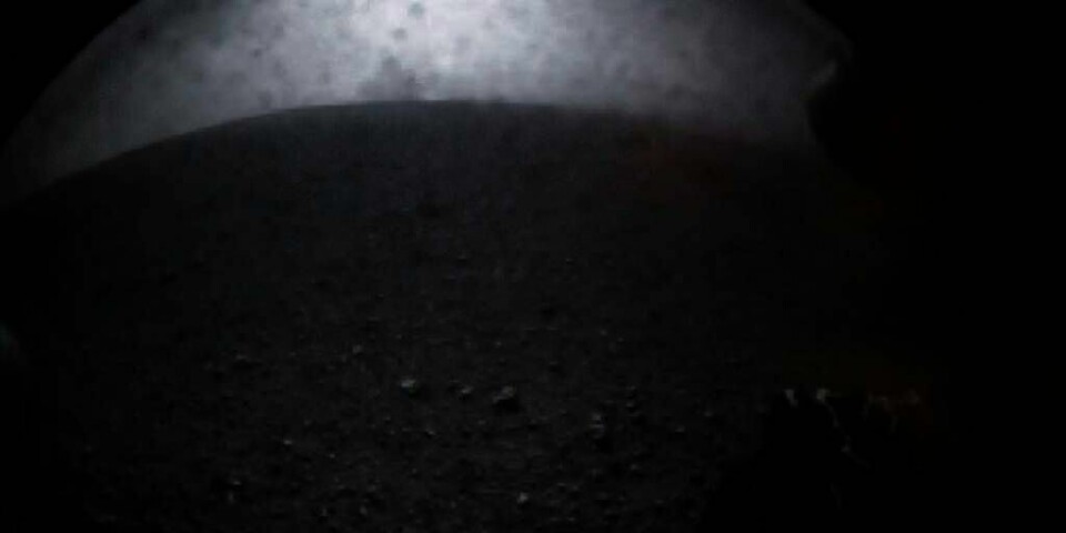 FRAMME: Dette bildet var blant de første som roveren «Curiosity» sendte fra planeten Mars. Roveren landet trygt på planeten mandag morgen.