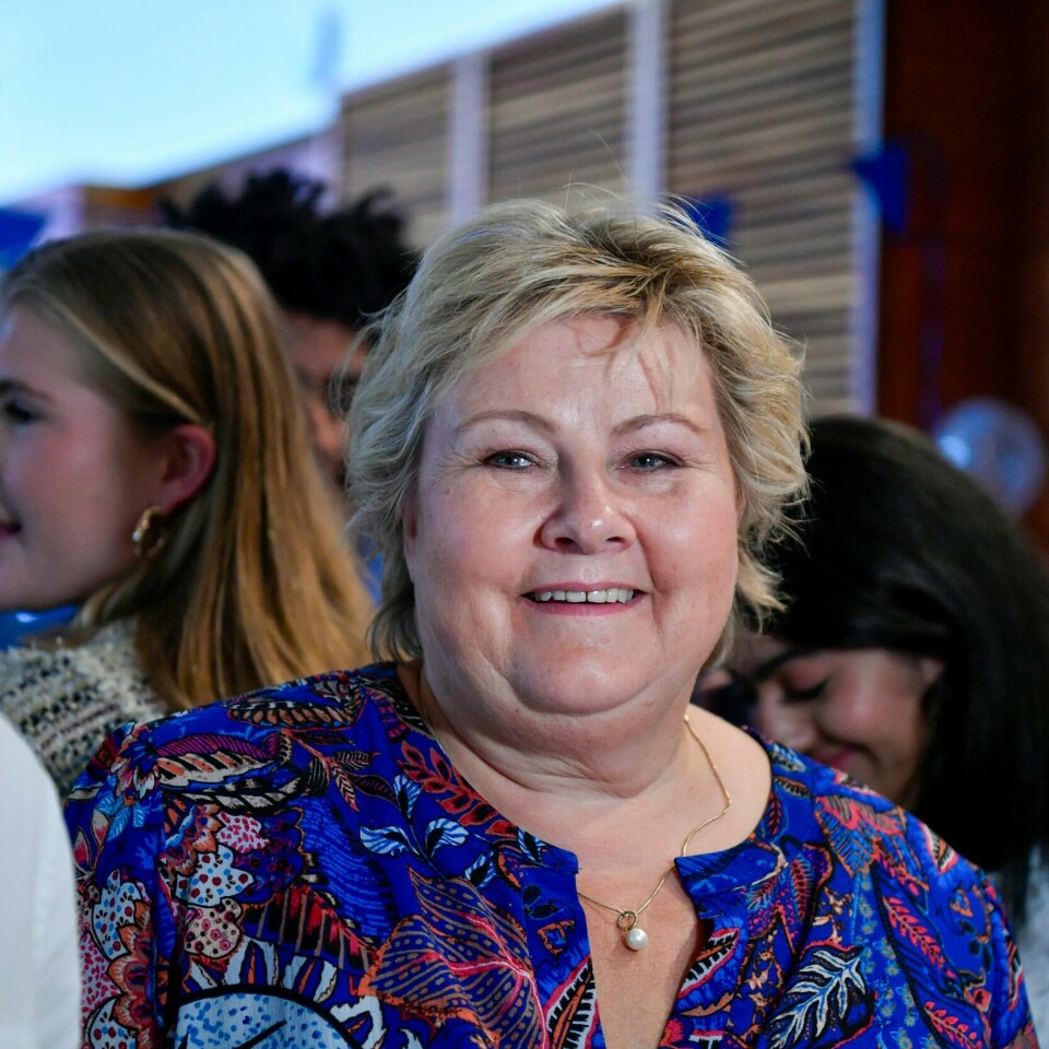 SMILER: Erna Solberg leder Høyre. De har nettopp vunnet skolevalget. Selve lokalvalget er mandag 11. september. Bidet viser en smilende Høyre-leder Erna Solberg. Hun besøker Unge Høyres valgvake på Høyres hus i Oslo.Foto: Rodrigo Freitas / NTB
