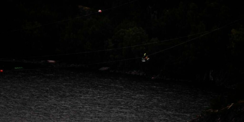 HØYT: To menn sitter fast i en kurv 200 meter over havet. De to jobber i Sogn og Fjordane Energi. De har sittet i kurven siden rundt klokka 18.30 mandag kveld. Tirsdag morgen ventet de fremdeles på hjelp.