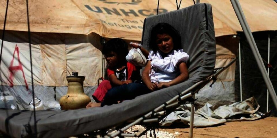 FLYKTER: Stadig flere flykter fra kampene i Syria. Bare i august dro 100.000 mennesker over grensa. Disse to jentene har laget sin egen hengekøye i flyktning-leiren Zaatari i Jordan.