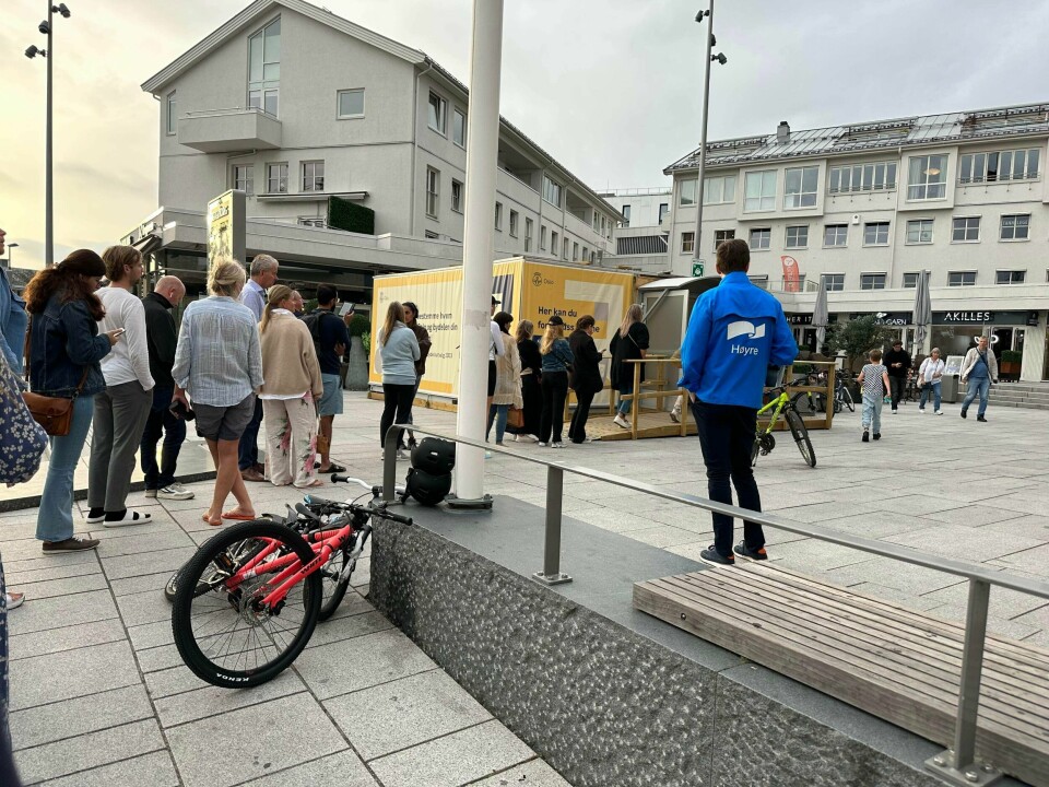 STEMMER: Folk sto i lange køer flere steder i Oslo torsdag. De ville forhånds-stemme. Bildet viser folk i kø for å forhåndsstemme.
