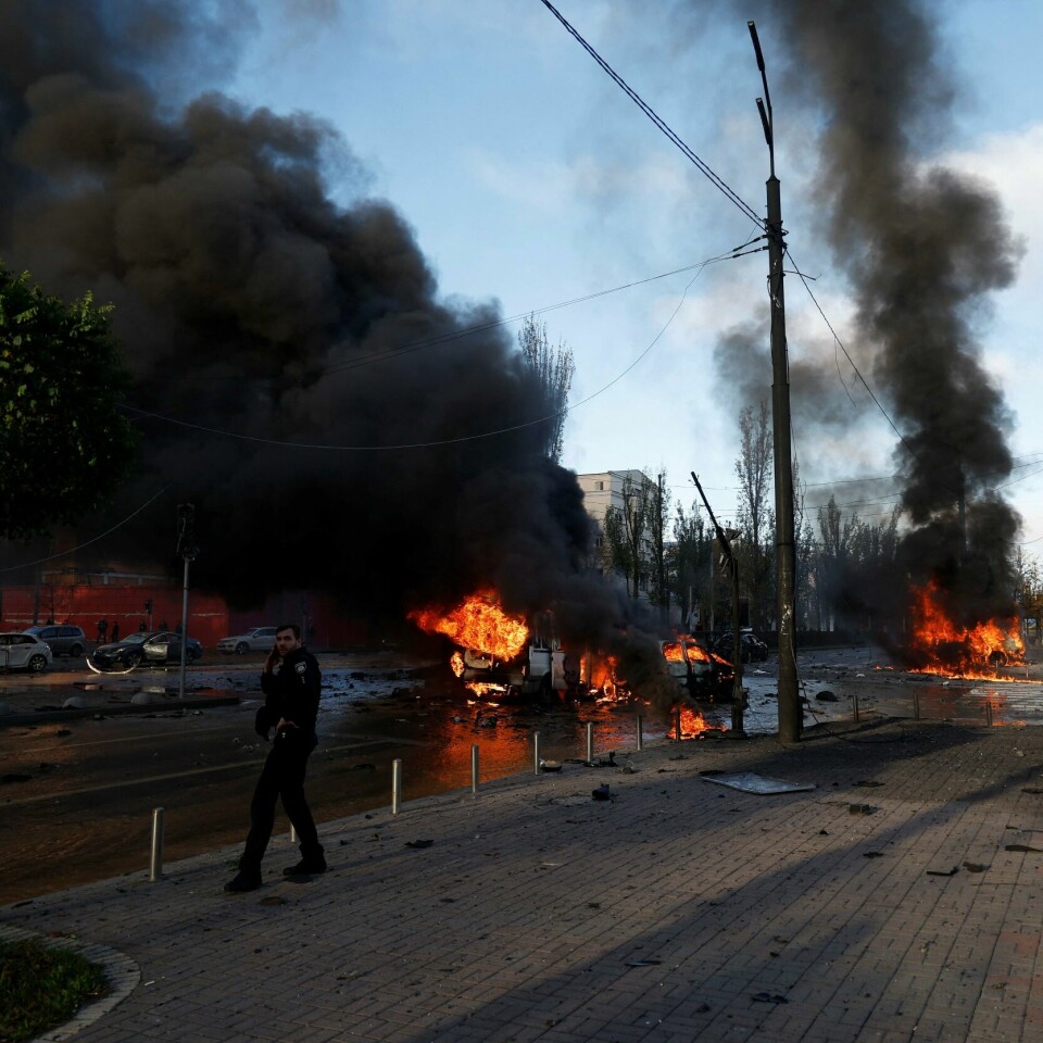 EKSPLOSJON: Det har vært flere eksplosjoner i sentrum av Kyiv mandag morgen. Bildet er av biler som brenner i gatene i Kyiv. Foto: Valentyn Ogirenko / Reuters / NTB