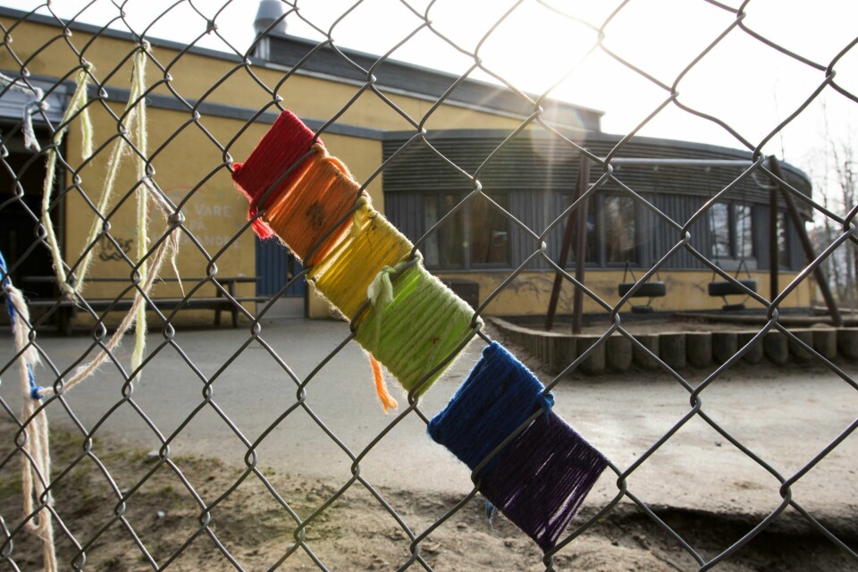 STREIK: Meklingen for de private barnehagene førte ikke fram. 1.007 ansatte er i streik fra mandag. Bildet viser gjerdet rundt en barnehage som er pyntet med tråder i regnbuefarger. Meklingen for de private barnehagene førte ikke fram. 1.007 ansatte er i streik fra mandag.