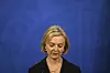 Storbritannias statsministrer Liz Truss ble tvunget til retrett i spørsmålet om skattekutt for de rikeste og næringslivet. Ledende politikere i Det konservative partiet kalelr det pinlig og vil skifte henne ut. Foto: AP / NTB