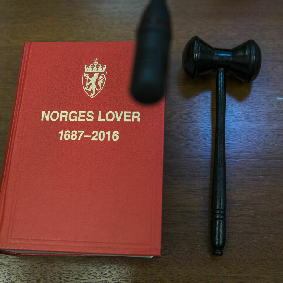 DØMT: Lagmannsretten har dømt en politimann for vold. Saken var en anke. Bildet viser Norges lover og en hammer.