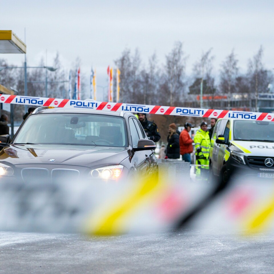 IKEA: Noen skjøt en mann på Furuset i Oslo. Han kom til Ikea, og der fikk han hjelp. Bildet viser biler og politifolk ved Ikea Furuset tirsdag. En mann ble skutt og kom til stedet i taxi.