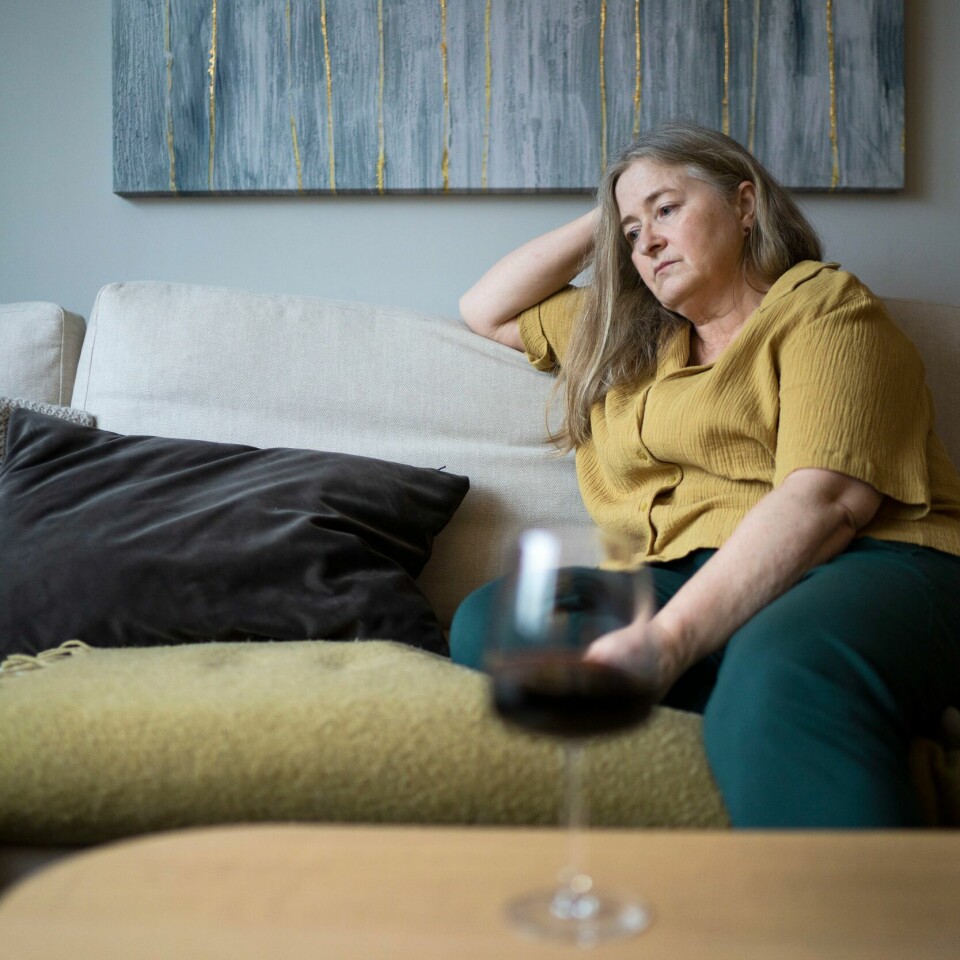 FREMTIDEN: Flere bekymrer seg for fremtiden, viser undersøkelse. Illustrasjonsbildet viser en kvinne som ser bekymret ut.