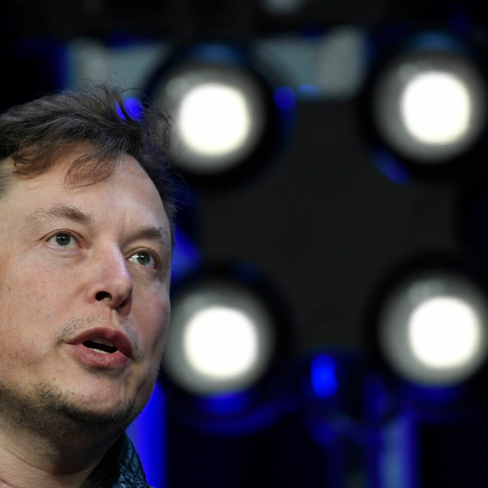 HINTER: Elon Musk hinter om at han har kjøpt det sosiale mediet Twitter. En rekke amerikanske medier melder at Elon Musk har fullført kjøpet av Twitter. Deretter skal han angivelig raskt ha sparket flere toppledere. Foto: Susan Walsh / AP / NTB