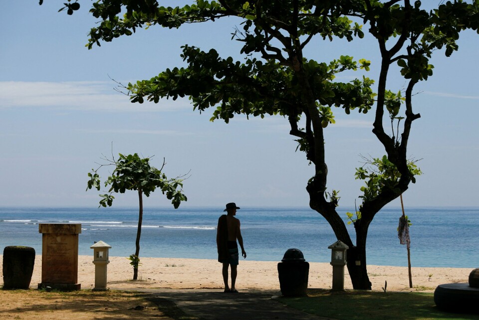 BALI: En turist på stranda Nusa Dua på Bali i Indonesia. Nå blir det ulovlig for turister å ha sex utenfor ekteskap på Bali. Bildet viser en turist som er på stranda Nusa Dua på Bali i Indonesia.