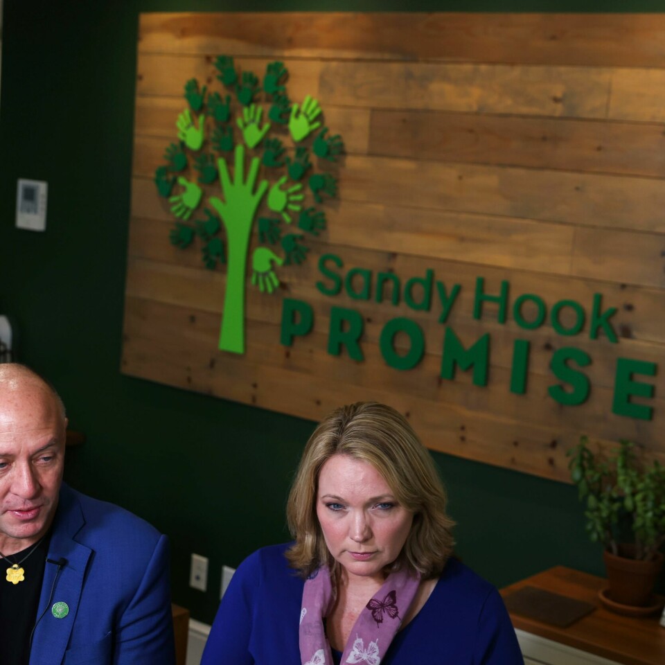 USA: Mark Barden og Nicole Hockley laget Sandy Hook Promise-stiftelsen etter at de mistet barna sine for ti år siden. Mark Barden og Nicole Hockley som grunnla Sandy Hook Promise-stiftelsen etter at de mistet barna sine Daniel og Dylan i skoleskytingen på Sandy Hook-skolen for ti år siden. Foto: Julia Nikhinson / AP / NTB