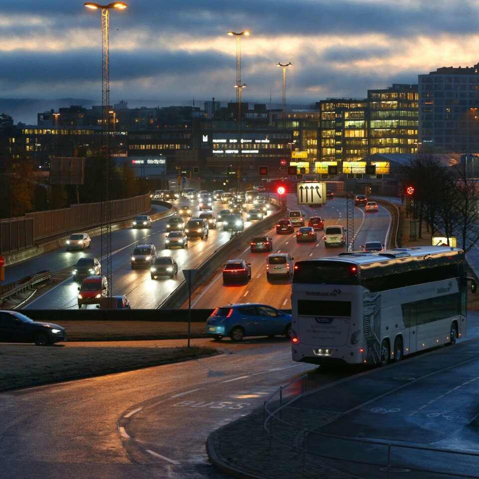 BILISTER: Glatte veier kan skape problemer for bilistene rundt nyttår. Bildet viser biler i Oslo en morgen. Glatte veier kan skape problemer for bilistene rundt nyttår.
