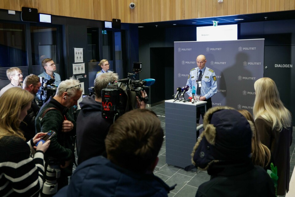 DRAP I ARENDAL: Politiet snakket til pressen i Arendal torsdag kveld. De sa de hadde pågrepet en mann for drapet på en kvinne. Bildet viser politiadvokat Vanja Bruvoll og stabssjef Vidar Arnesen i politiet i Agder som holder pressekonferanse i forbindelse med drapsetterforskningen i Arendal torsdag kveld. Foto: Tor Erik Schrøder / NTB