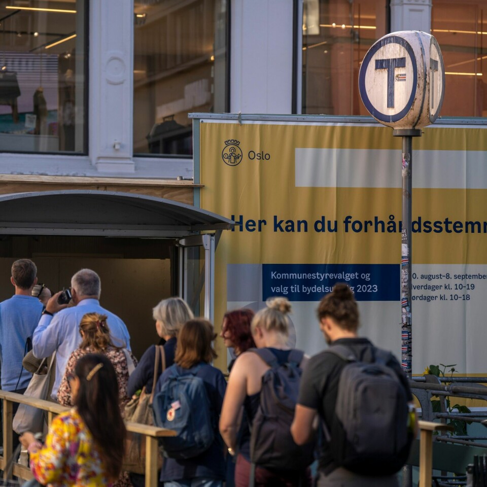 POLITIKK: Folk står i kø for å forhåndsstemme ved et valglokale på Egertorget i Oslo. Folk står i kø for å forhåndsstemme ved et valglokale på Egertorget i Oslo.Foto: Heiko Junge / NTB