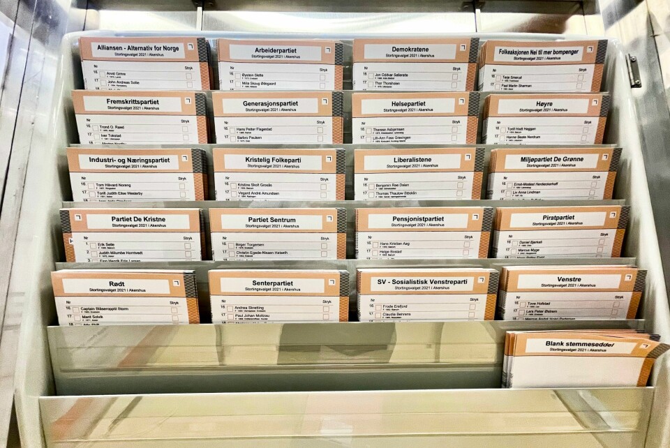 STEMMETILLEGG: Kandidater med stemmetillegg står øver på stemmeseddelen i fet skrift. Slik så stemmesedlene ut til stortingsvalget i 2021. Stemmesedlene til kommunevalget ser litt annerledes ut. Bildet viser stemmesedler i et valglokale.