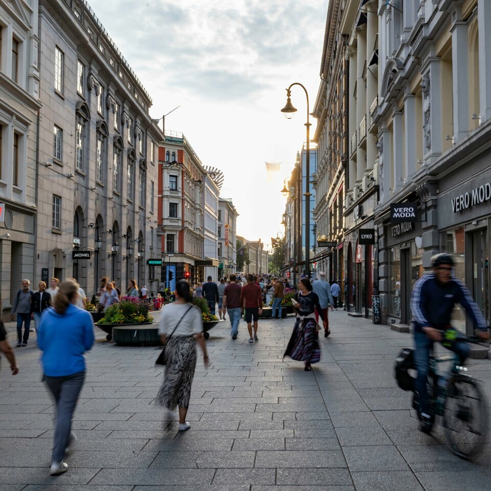 HELSE: Folk med lav inntekt har større sannsynlighet for å dø tidligere av sykdommer som kan behandles. Bildet viser folk som går i Karl Johans gate i Oslo.