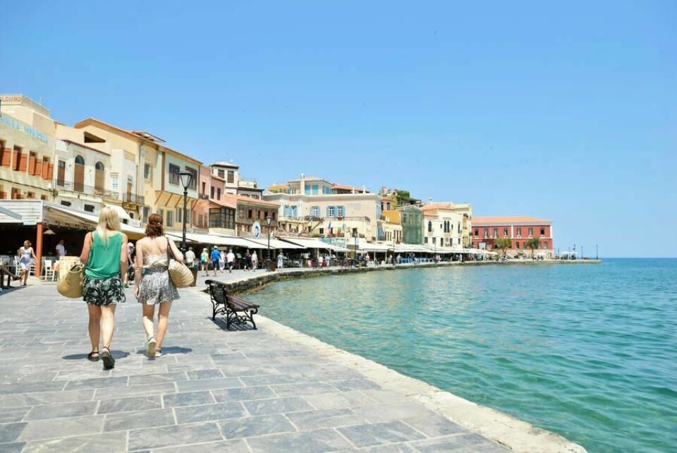 FERIE: Å bli syk under reisen er nordmenns største bekymring. Bildet viser to stykker som går langs bryggekanten i Hellas.