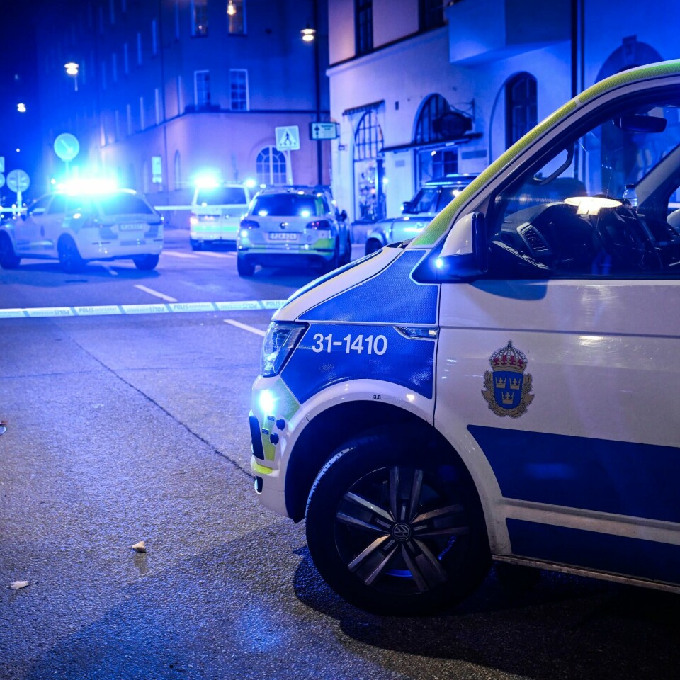 DRAP: En ung mann ble skutt og drept i Stockholm onsdag. En mann i 20-årene ble onsdag kveld skutt i Vasastan i Stockholm og døde kort tid etter av skadene. Drapet knyttes til en pågående krig mellom to kriminelle gjenger i Sverige. Foto: Fredrik Sandberg / TT / NTB