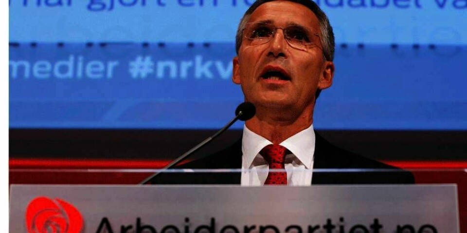 GRATULERER: Statsminister Jens Stoltenberg ønsker Erna Solberg lykke til som ny statsminister.