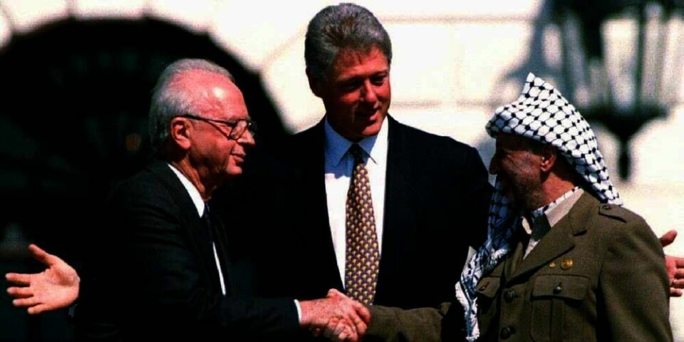 AVTALE: : Dette bildet ble tatt for 20 år siden. USAs president Bill Clinton (bak) står sammen med Israels statsminister Yitzhak Rabin (til venstre) og leder av PLO Yasser Arafat.