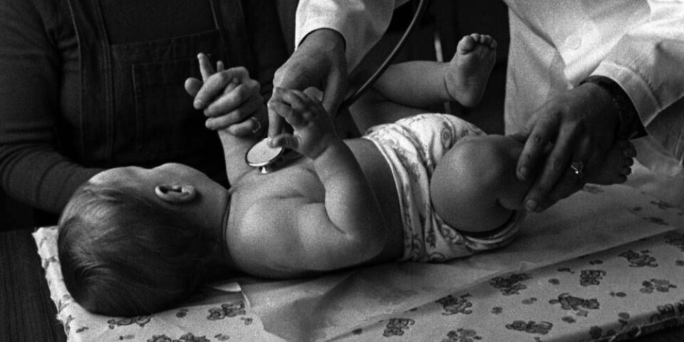 SJEKK: : Norske barn er sjekket på helsestasjonen i årevis. Her sjekkes en baby i 1971. Barnets vekt, høyde og hodeomkrets sammenlignes med en liste over det som skal være normalt. Men norske barn er høyere, viser forskning.