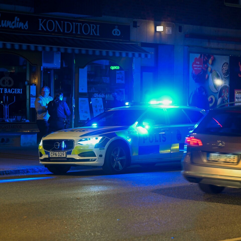 SVERIGE: Politiet ble varslet om en skyteepisode i i 20-tida torsdag. Skyting skjedde i Västertorp sør i Stockholm. En person ble funnet på gata med skuddskader. Politiet ble varslet ved 20-tida torsdag om en skyteepisode i Västertorp sør i Stockholm. En person ble funnet på gata med skuddskader. Foto: Fredrik Sandberg/TT / NTB