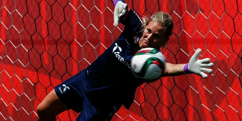 VETERAN:  35 år gamle Ingrid Hjelmseth er klar for sin landskamp nummer 100 fredag. Fotball-keeperen håper hun får spille.