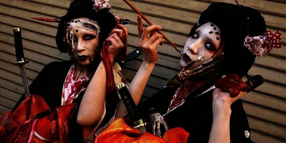 UTKLEDD: Halloween feires over hele verden. Disse jentene i Tokyo i Japan har jobbet med å se skumle ut.