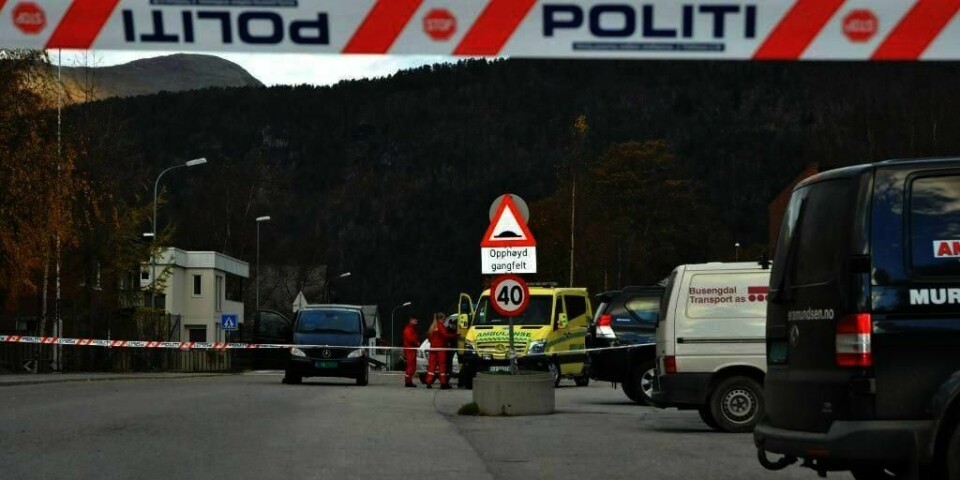 ÅSTED: Politiet satte opp sperringer utenfor Åndalsnes samfunnshus søndag morgen. En 23 år gammel mann ble pågrepet.