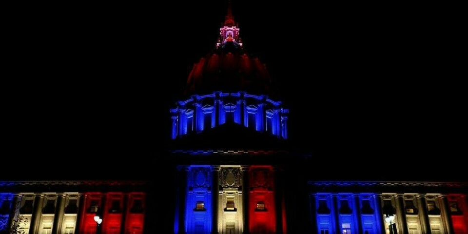 STØTTER:  San Francisco City Hall er blant bygg flere steder i verden som lyser i de franske fargene. Ledere over hele verden fordømmer angrepene i Paris fredag.