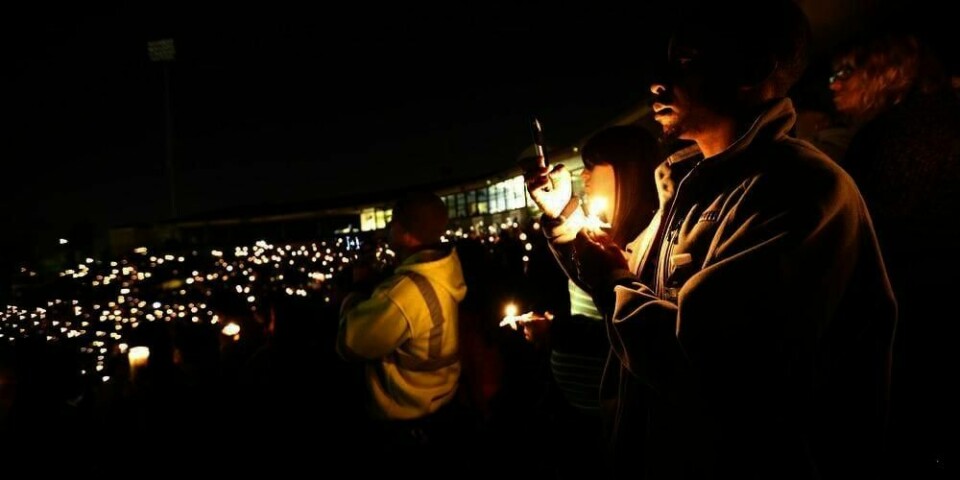 MARKERING: Mange møtte fram på minnemarkeringen torsdag kveld i San Bernardino i California.
