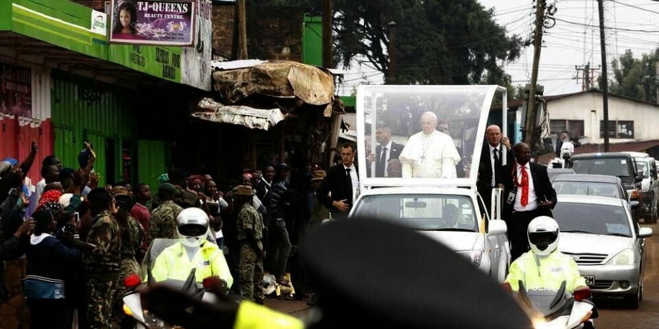 BESØK: Pave Frans er på besøk i en av slummene i Nairobi i Kenya.