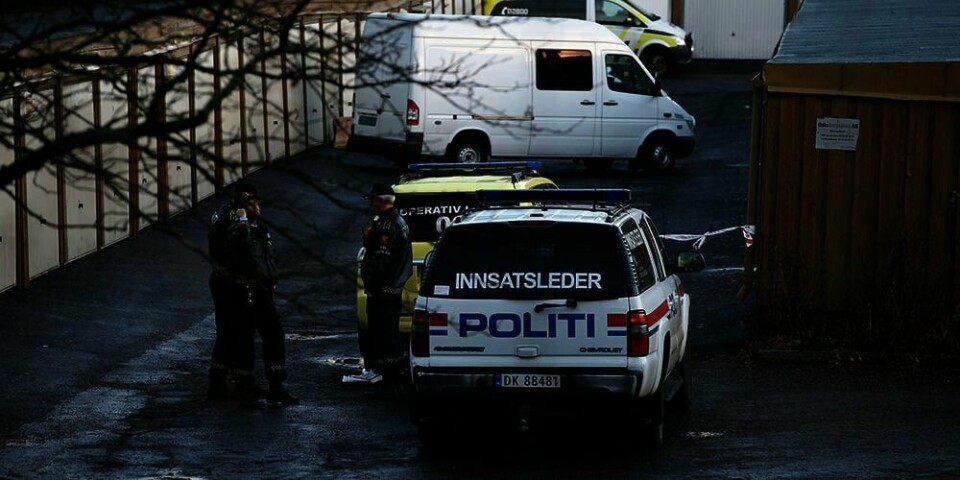 MANGLERUD: En kvinne ble funnet med knivskader på Manglerud i Oslo onsdag. Hun døde like etter på sykehus. Her er politiet på stedet.
