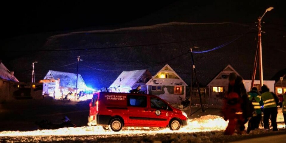 FLYTTET: Eksperter frykter at mer snø kan rase ut. Derfor ble flere hus tømt for folk natt til søndag. I fjellsida ses tydelig stedet der skredet raste ut. Ti hus ble tatt. En mann døde, og et barn er kritisk skadd.