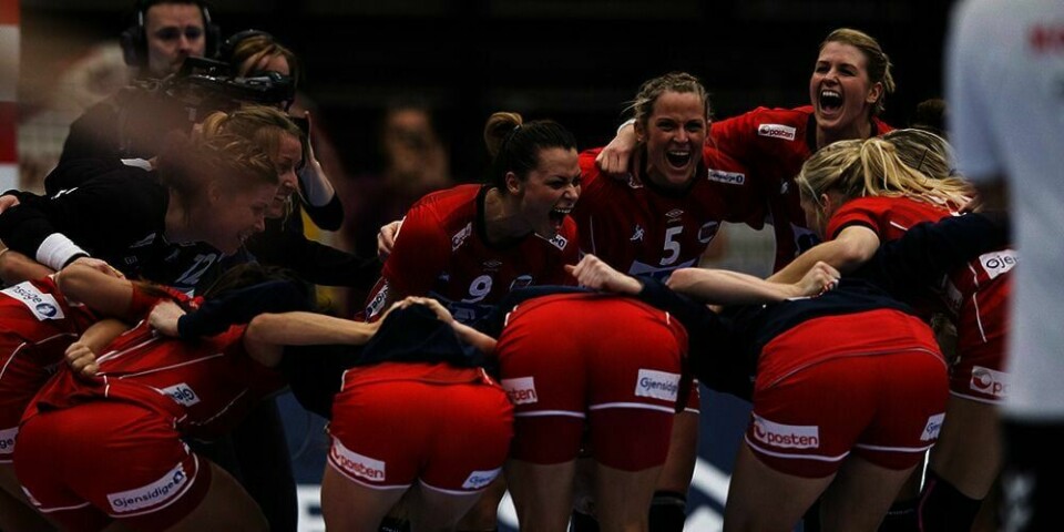 VINNERE: Her jubler håndball-jentene etter seieren mot Montenegro onsdag. Går de videre til finalen i kveld?