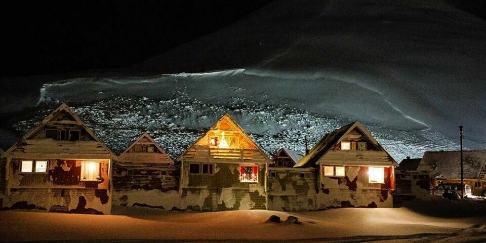 FARE:  Hus står tomme på Svalbard. Det er fare for nye ras, og det er usikkert når folk kan flytte hjem.