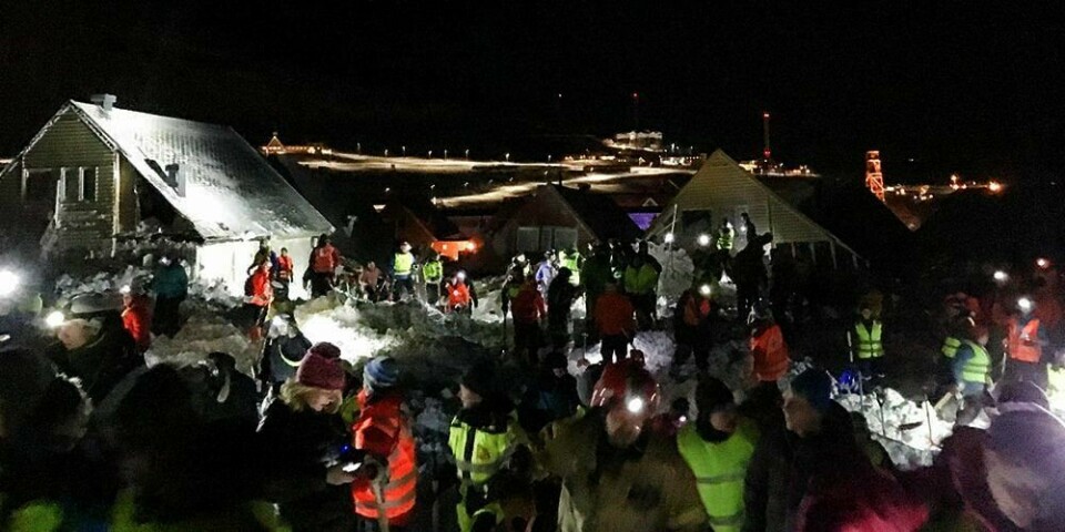 GRAVER:  Frivillige og redningsmannskap gravde i de store mengdene med snø. Ti hus ble tatt av skredet i Longyearbyen lørdag. Inne på et kjøkken gravde de fram Anne Kristin Jakobsen. Hun ble tatt med sykehuset. En mann døde i snøskredet.
