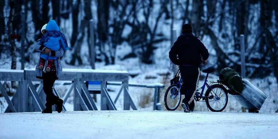 STANS:  Et par med et barn krysser grensa fra Russland tidligere i høst. Nå kommer det ikke lenger asylsøkere over Storskog. Flere politikere mener dette skjer etter endringer i et brev til russiske myndigheter.