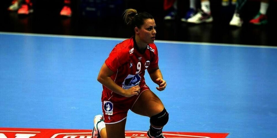 TAPTE: Norge tapte mot Russland lørdag. Men mandag er det en ny sjanse til å vinne. Norge møter Puerto Rico. Her er spilleren Nora Mørk på banen under kampen lørdag.